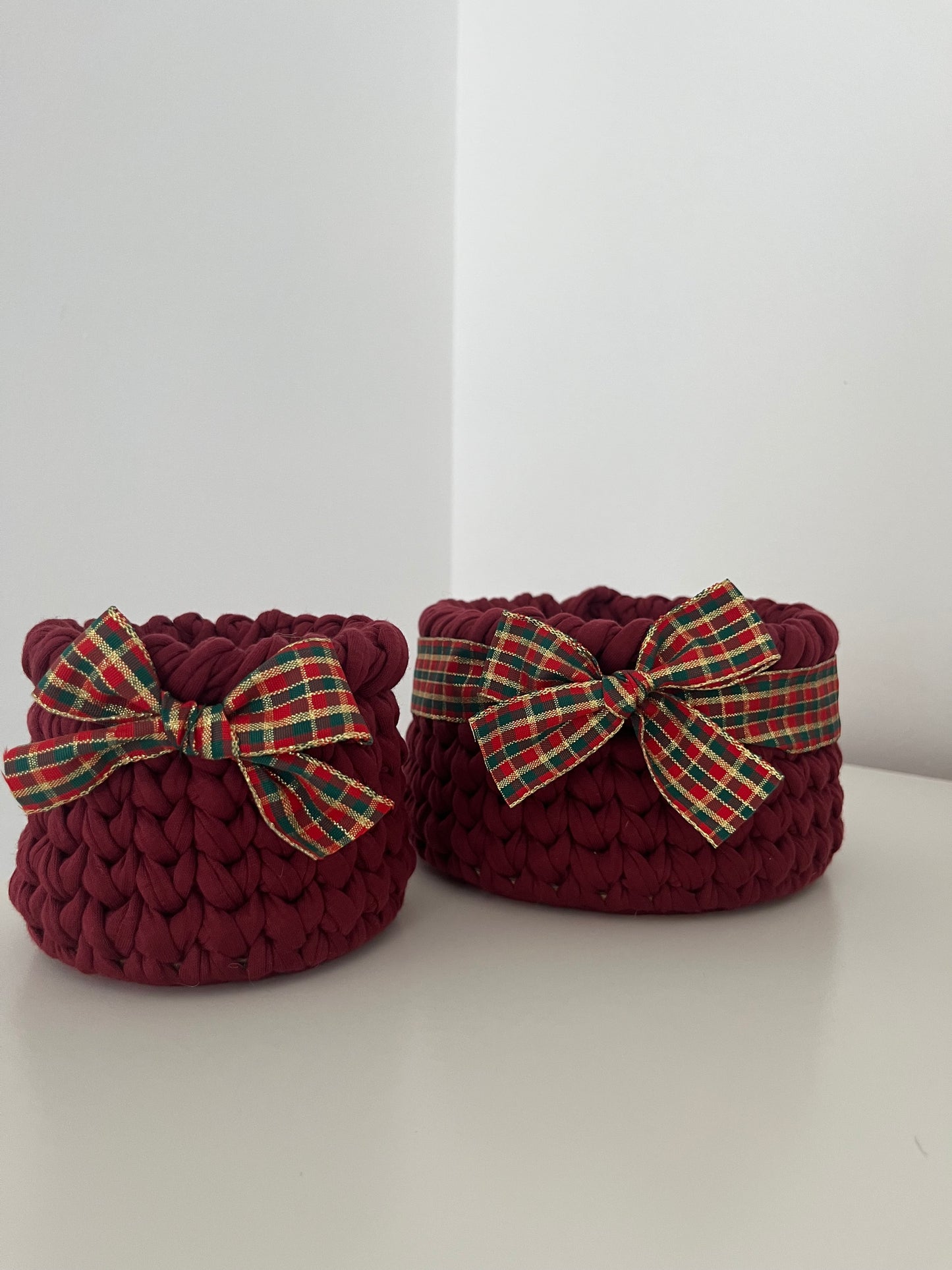 Zestaw dwóch bordowych koszyków