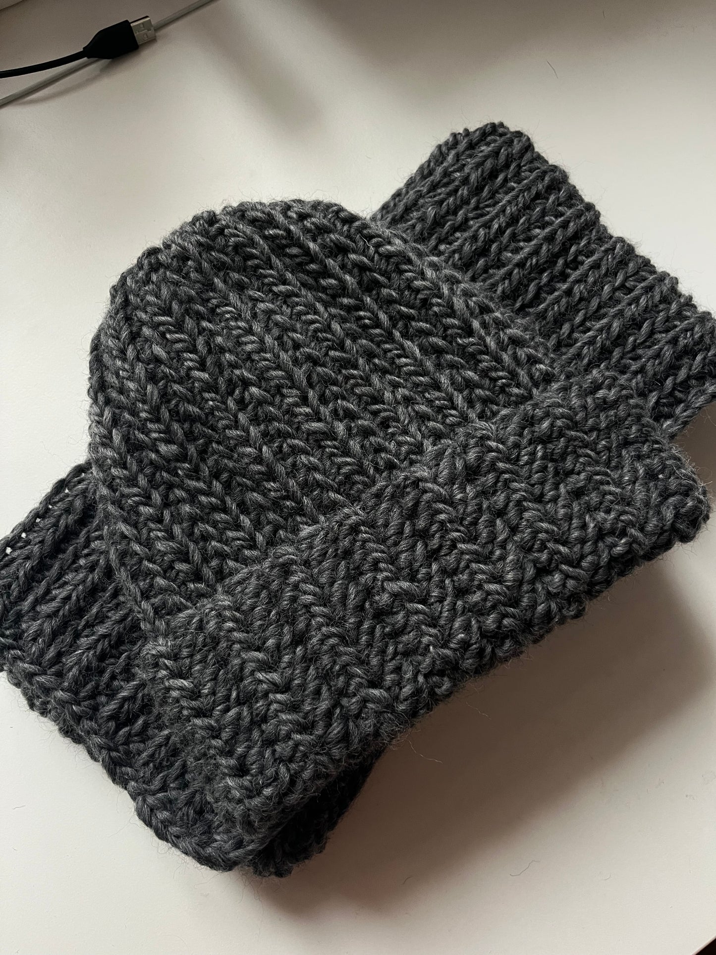 Wełniany komplet ciemny szary